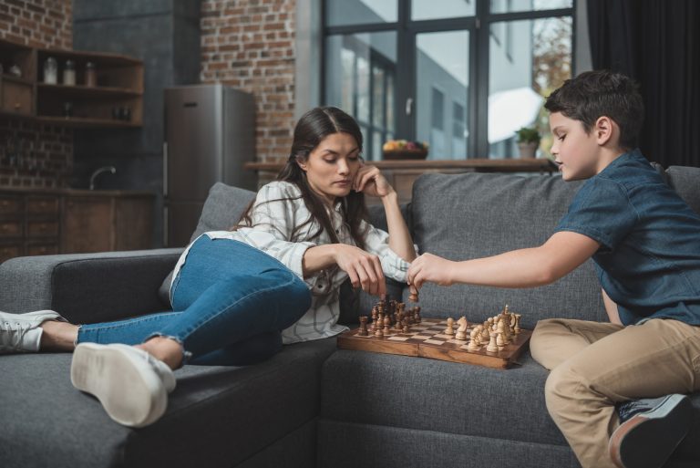 7 avantages de jouer aux échecs pour les enfants et les adultes