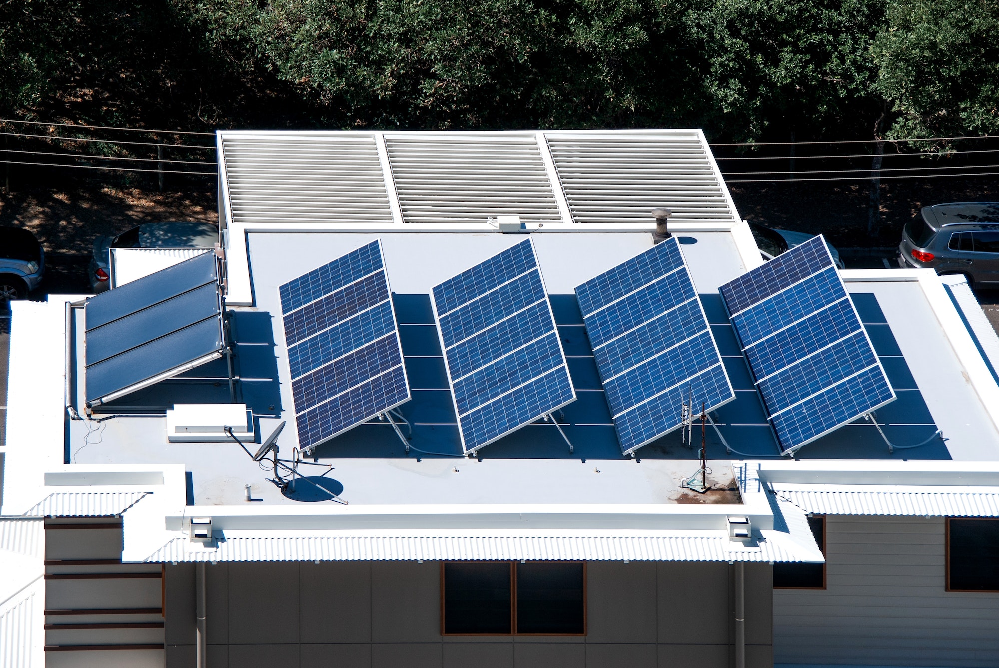 Comment augmenter l’efficacité de vos panneaux solaires montés sur le toit – Guide 2023